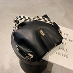 Charger l'image dans la galerie, Carlotta Retro Eimertasche für Vintage-Looks mit modernem Flair
